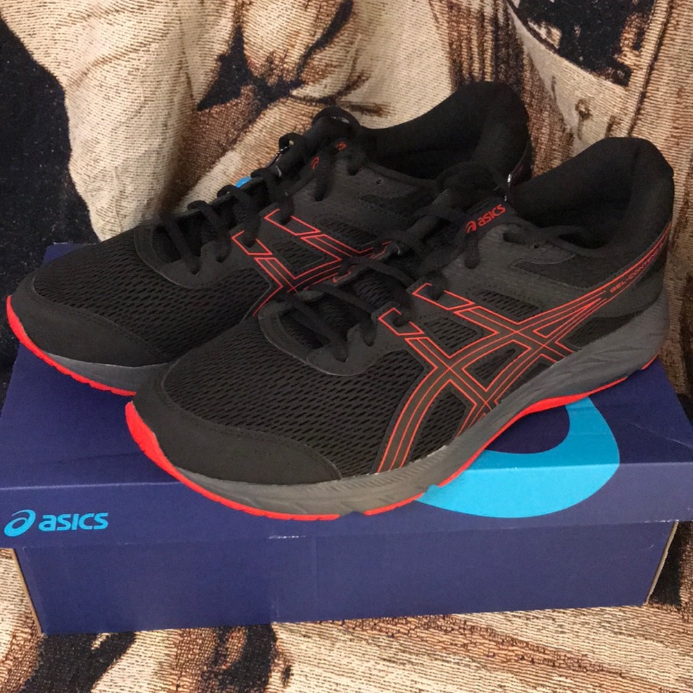 Men’s athletic shoes